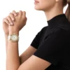 michael-kors-mk7221-montre-femme-portee-au-poignet.webp MICHAEL KORS Sidney MK7221 Montre Femme Blanche Dorée