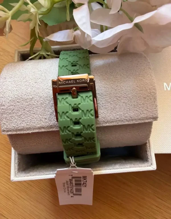 michael-kors-mk7421-mini-pilot-bracelet-silicone-vert-logo-mk.webp Michael Kors MK7421 Mini Pilot – Montre Femme Verte et Rose Gold