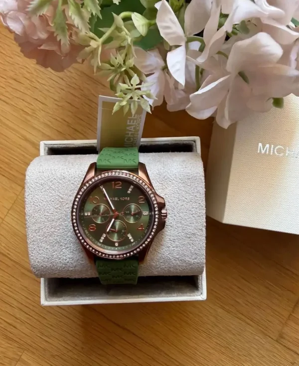 michael-kors-mk7421-mini-pilot-montre-femme-coffret-maroc-casablanca.webp Michael Kors MK7421 Mini Pilot – Montre Femme Verte et Rose Gold