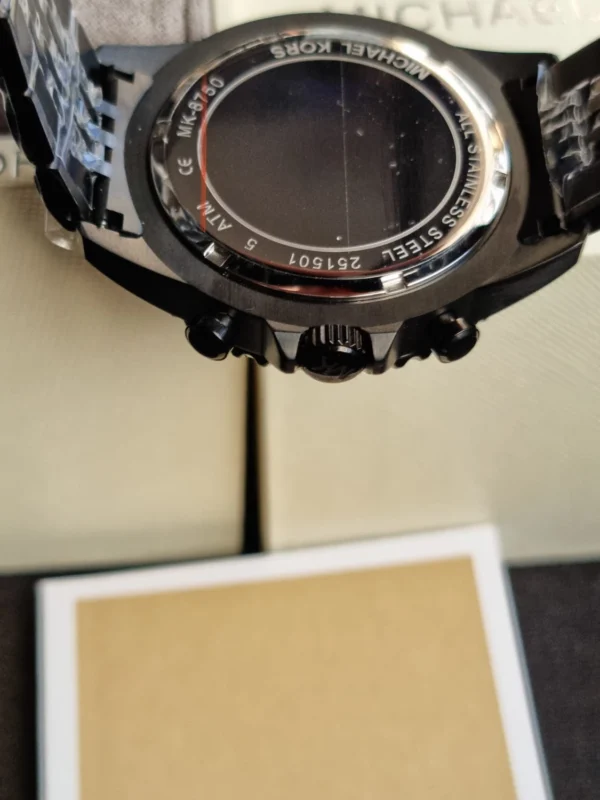 michael-kors-mk8750-montre-homme-dos-boitier-gravure.webp MICHAEL KORS Bayville MK8750 Montre Homme Chronographe Noire