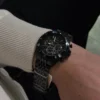 michael-kors-mk8750-montre-homme-portee-au-poignet.webp MICHAEL KORS Bayville MK8750 Montre Homme Chronographe Noire