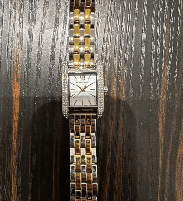 michael-kors-mko1146-tri-tone-pave-portee-lifestyle-pour-femme-au-maroc.png Montre femme Michael Kors Monroe Miniature MKO1146 tri-ton avec pavé et boîtier 20 mm