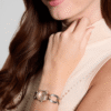 montre-bijou-guess-gw0683l6-bicolore-portee-poignet.png Montre Femme GUESS GW0683L6 : L'Originalité Bicolore du Boîtier en "G"