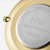 montre-daniel-wellington-femme-mesh-or-28mm-dos-gravure-classique.png Daniel Wellington Petite Evergold 28mm Or – Mesh Blanc Femme Minimaliste