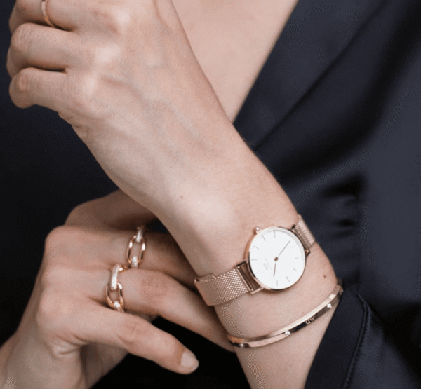 montre-daniel-wellington-femme-mesh-or-28mm-poignet-casual-moderne.png Daniel Wellington Petite Evergold 28mm Or – Mesh Blanc Femme Minimaliste