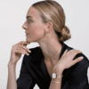 montre-daniel-wellington-femme-mesh-or-28mm-portee-lifestyle-evergold.png Daniel Wellington Petite Evergold 28mm Or – Mesh Blanc Femme Minimaliste