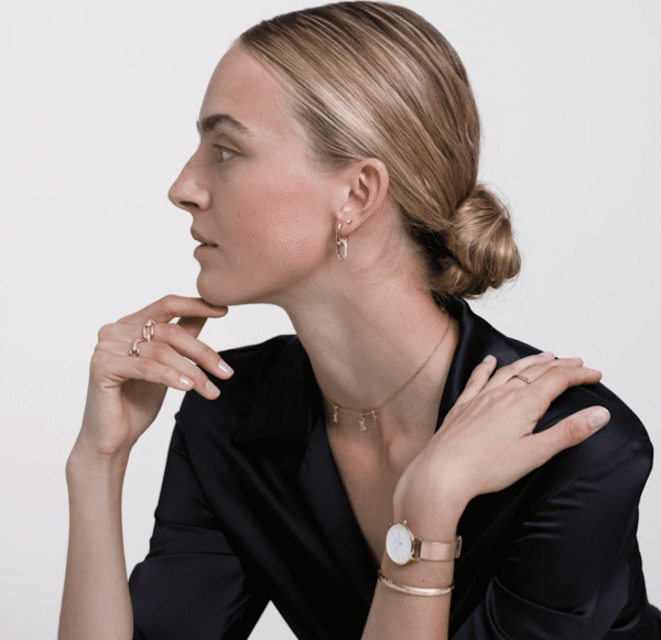 montre-daniel-wellington-femme-mesh-or-28mm-portee-lifestyle-evergold.png Daniel Wellington Petite Evergold 28mm Or – Mesh Blanc Femme Minimaliste