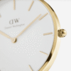 montre-daniel-wellington-femme-mesh-or-28mm-profil-ultra-fine-couronne.png Daniel Wellington Petite Evergold 28mm Or – Mesh Blanc Femme Minimaliste