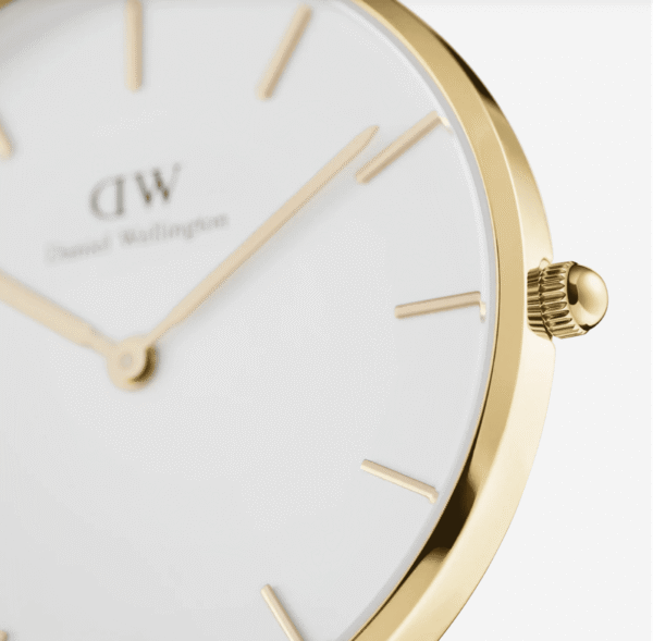 montre-daniel-wellington-femme-mesh-or-28mm-profil-ultra-fine-couronne.png Daniel Wellington Petite Evergold 28mm Or – Mesh Blanc Femme Minimaliste