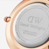 montre-daniel-wellington-femme-petite-mesh-noir-dos-gravure-rose-gold.png Daniel Wellington Classic Petite 28mm Noir – Mesh Noir Cadran Noir Femme