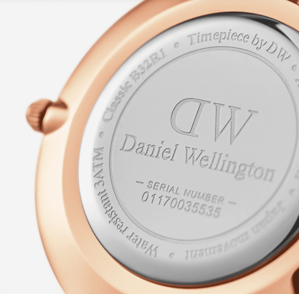 montre-daniel-wellington-femme-petite-mesh-noir-dos-gravure-rose-gold.png Daniel Wellington Classic Petite 28mm Noir – Mesh Noir Cadran Noir Femme