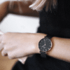 montre-daniel-wellington-femme-petite-mesh-noir-portee-poignet-lifestyle.png Daniel Wellington Classic Petite 28mm Noir – Mesh Noir Cadran Noir Femme