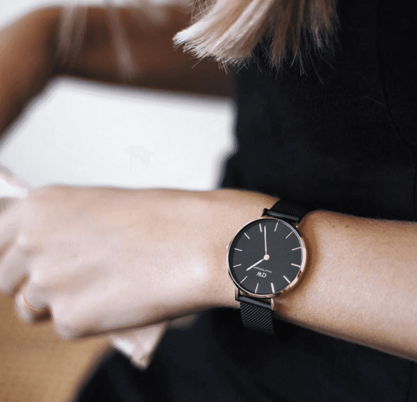 montre-daniel-wellington-femme-petite-mesh-noir-portee-poignet-lifestyle.png Daniel Wellington Classic Petite 28mm Noir – Mesh Noir Cadran Noir Femme