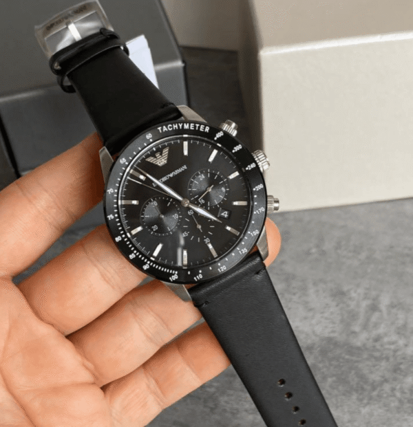 montre-emporio-armani-ar11243-main-face-tachymetre.png Montre Emporio Armani Mario AR11243 Homme — Chronographe Noir Cuir
