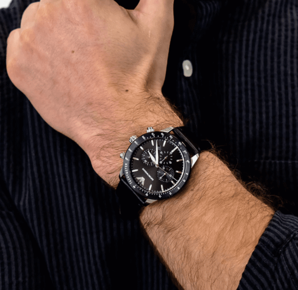 montre-emporio-armani-ar11243-poignet-homme.png Montre Emporio Armani Mario AR11243 Homme — Chronographe Noir Cuir