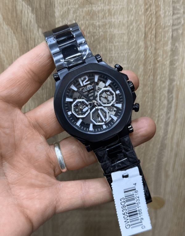 montre-guess-gw0539g3-maroc-main-homme-detail.png Guess Edge GW0539G3 – Chronographe Octogonal Noir Total Homme (GW0539G3)