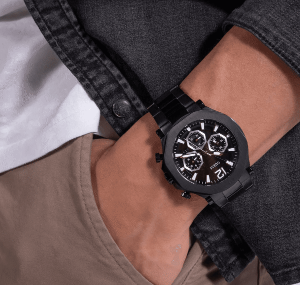 montre-guess-gw0539g3-maroc-portee-poignet-homme-lifestyle.png Guess Edge GW0539G3 – Chronographe Octogonal Noir Total Homme (GW0539G3)