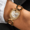 montre-guess-gw0683l2-portee-poignet-soiree-or.png Montre Femme GUESS GW0683L2 : L'Éclat Doré du Boîtier en "G"