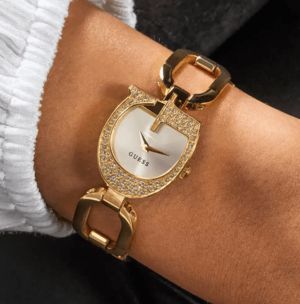 montre-guess-gw0683l2-portee-poignet-soiree-or.png Montre Femme GUESS GW0683L2 : L'Éclat Doré du Boîtier en "G"