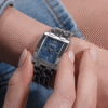 montre-guess-gw0807l1-portee-denim.png Montre Femme GUESS GW0807L1 : Boîtier Rectangulaire Argenté et Cadran Denim Bleu