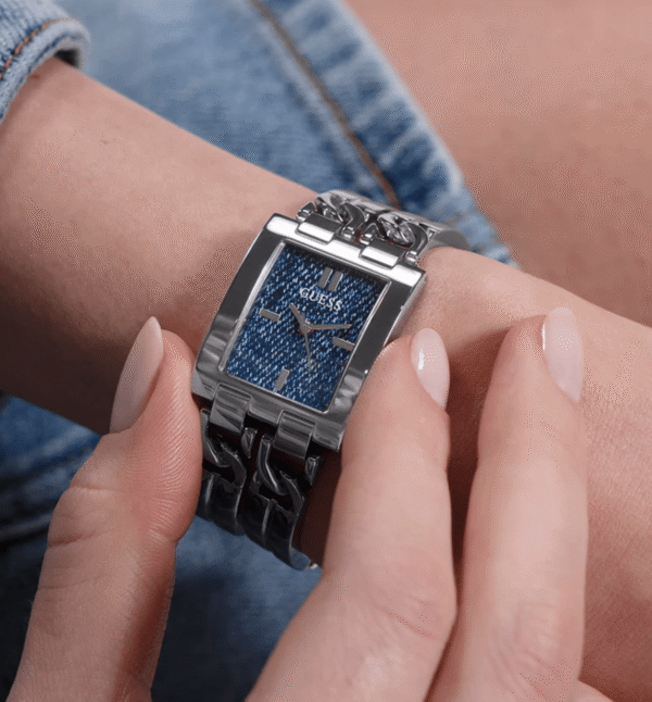 montre-guess-gw0807l1-portee-denim.png Montre Femme GUESS GW0807L1 : Boîtier Rectangulaire Argenté et Cadran Denim Bleu