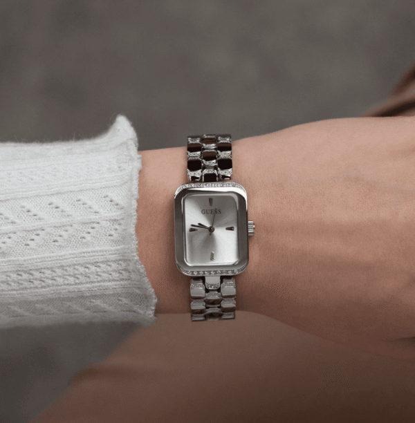 montre-guess-isla-gw0865l1-portee-poignet-femme.png Montre Femme GUESS Isla GW0865L1 : L'Élégance Rectangulaire Argentée