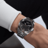 montre-homme-guess-gw0265g1-poignet.png Montre Homme Guess Day/Date Watch GW0265G1 — Argenté Cadran Noir