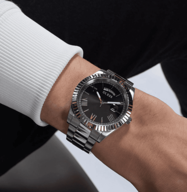 montre-homme-guess-gw0265g1-poignet.png Montre Homme Guess Day/Date Watch GW0265G1 — Argenté Cadran Noir