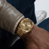 montre-homme-guess-gw0265g2-poignet-1.png Montre Homme Guess Day/Date Watch GW0265G2 — Doré Cadran Champagne