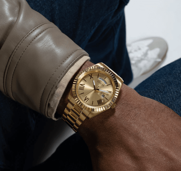 montre-homme-guess-gw0265g2-poignet-1.png Montre Homme Guess Day/Date Watch GW0265G2 — Doré Cadran Champagne