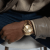 montre-homme-guess-gw0265g2-poignet-2.png Montre Homme Guess Day/Date Watch GW0265G2 — Doré Cadran Champagne