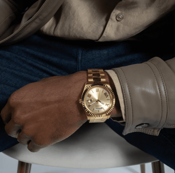 montre-homme-guess-gw0265g2-poignet-2.png Montre Homme Guess Day/Date Watch GW0265G2 — Doré Cadran Champagne