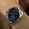 Hugo Boss 1513818 – portée au poignet (guide) Hugo Boss 1513818 portée au poignet avec une manche de pull beige, pour juger de la taille de 44 mm