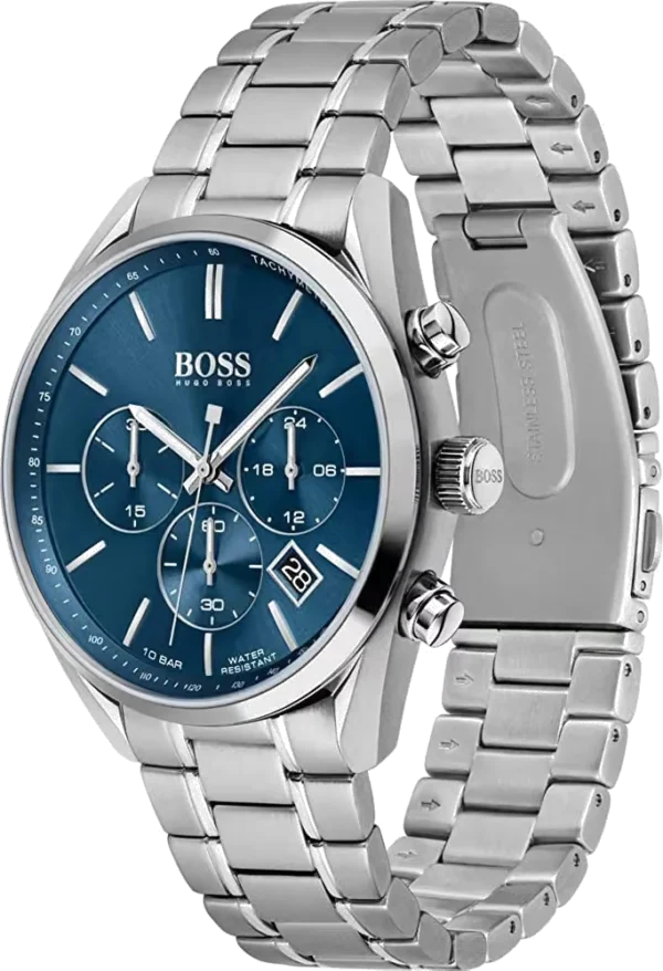 Hugo Boss 1513818 – vue de côté (guide) Hugo Boss 1513818 vue en biais avec couronne BOSS, poussoirs et fermoir déployant du bracelet ouvert