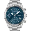 Hugo Boss 1513850 – vue de face (guide) Hugo Boss 1513850 photographiée de face : cadran bleu à trois compteurs, lunette graduée et bracelet acier