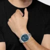 Hugo Boss 1513850 – portée au poignet (guide) Hugo Boss 1513850 au poignet d'un homme en t-shirt noir, pour se faire une idée de la taille 44 mm