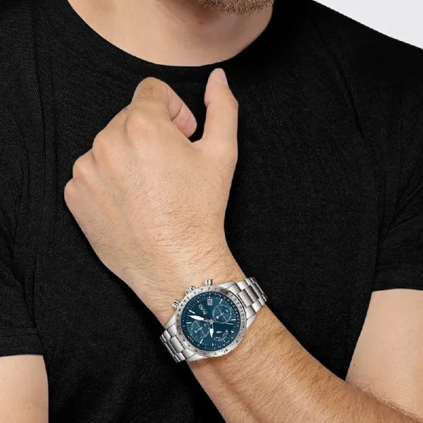 Hugo Boss 1513850 – portée au poignet (guide) Hugo Boss 1513850 au poignet d'un homme en t-shirt noir, pour se faire une idée de la taille 44 mm