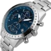 Hugo Boss 1513850 – vue de côté (guide) Angle trois-quarts de la Hugo Boss 1513850 avec cadran bleu, poussoirs, couronne BOSS et lunette gravée