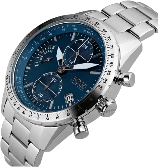 Hugo Boss 1513850 – vue de côté (guide) Angle trois-quarts de la Hugo Boss 1513850 avec cadran bleu, poussoirs, couronne BOSS et lunette gravée