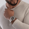 montre-hugo-boss-1514220-vert-portee.png Montre Chronographe Hugo Boss 1514220 en Acier, Cadran Vert et Détails Dorés