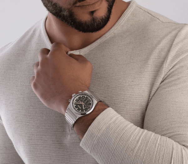 montre-hugo-boss-1514220-vert-portee.png Montre Chronographe Hugo Boss 1514220 en Acier, Cadran Vert et Détails Dorés