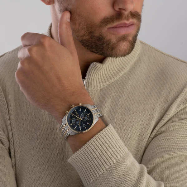 montre-hugo-boss-1514247-poignet-style-maroc.webp Montre Hugo Boss 1514247 Skytraveller Chronographe Bicolore Cadran Bleu Pour Homme