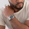 montre-hugo-boss-1514250-bleu-portee-lifestyle.png Montre Chronographe Hugo Boss 1514250 en Acier Argenté et Cadran Bleu