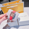 montre-michael-kors-emery-mk2984-portee-poignet.png Montre Femme Michael Kors Emery MK2984 : Or Rose, Cristaux et Cuir Crocodile