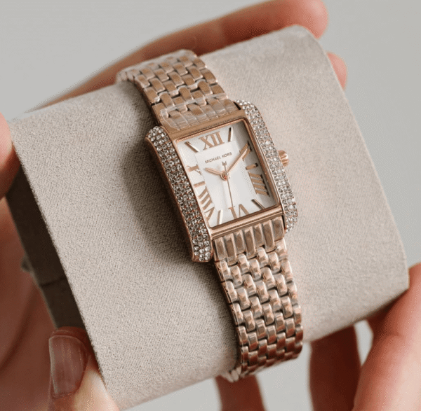 montre-michael-kors-emery-mk4743-detail-cristaux-lunette.png Montre Michael Kors Emery MK4743 Femme — Or Rose Cristaux Pavés