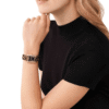 montre-michael-kors-emery-mk7387-portee-poignet-leopard.png Montre Michael Kors Emery MK7387 Femme — Dorée Cadran Noir Bracelet Léopard