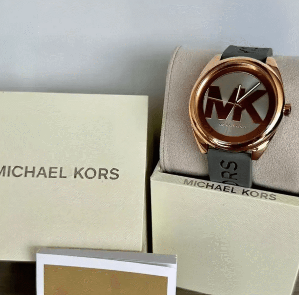 montre-michael-kors-mk7314-maroc-coffret-officiel.png Michael Kors Janelle MK7314 – Or Rose Bracelet Silicone Gris (MK7314)