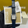 Michael Kors Petite Monroe MKO1099 – Rectangulaire Argenté Cuir Bleu Marine (MKO1099)