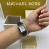 Michael Kors Petite Monroe MKO1099 – Rectangulaire Argenté Cuir Bleu Marine (MKO1099)