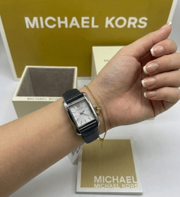 Michael Kors Petite Monroe MKO1099 – Rectangulaire Argenté Cuir Bleu Marine (MKO1099)